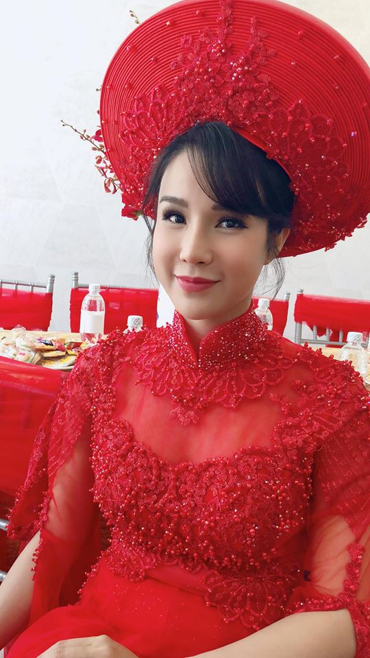 Cô dâu Diệp Lâm Anh và chú rể thiếu gia trao nhau nụ hôn đắm đuối trong lễ đón dâu Cô dâu Diệp Lâm Anh và chú rể thiếu gia trao nhau nụ hôn đắm đuối trong lễ đón dâu